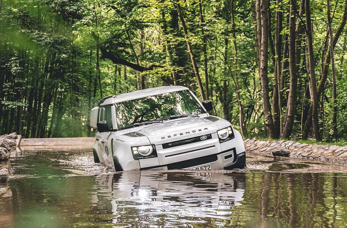 LandRover RangeRover im Wasserloch